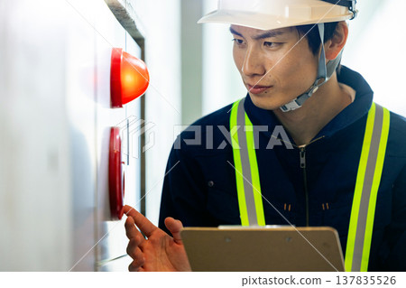 一名男子正在進行消防安全檢查 137835526