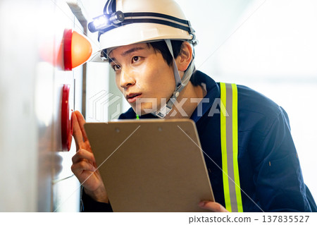 一名男子正在進行消防安全檢查 137835527