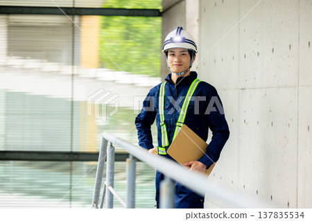 在外地工作的工人 137835534