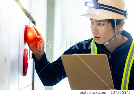 一名男子正在進行消防安全檢查 137835542