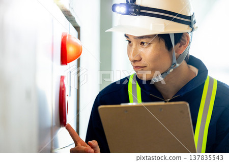 一名男子正在進行消防安全檢查 137835543