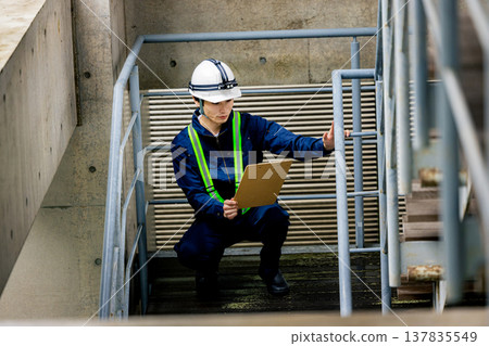 在外地工作的工人 137835549