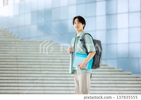 走在校園裡的大學生 137835555