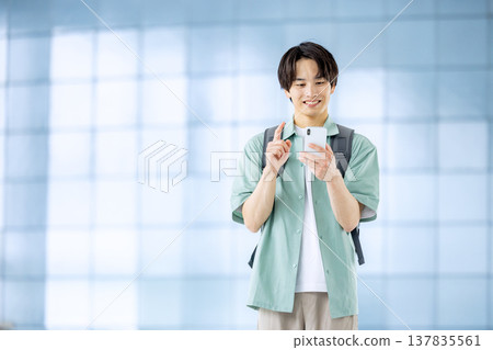 一個男人用智能手機 137835561