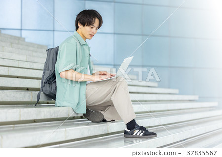 有筆記型電腦的大學生 137835567