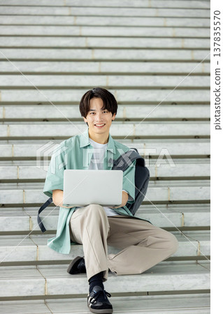 有筆記型電腦的大學生 137835570