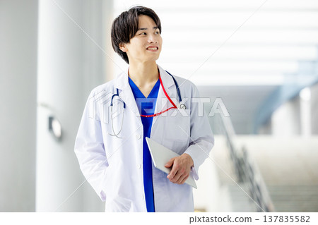 在醫院工作的年輕醫生 137835582