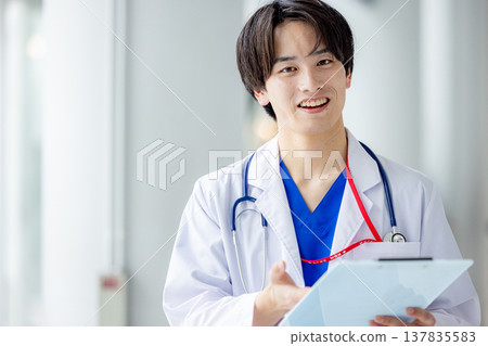 在醫院工作的年輕醫生 137835583