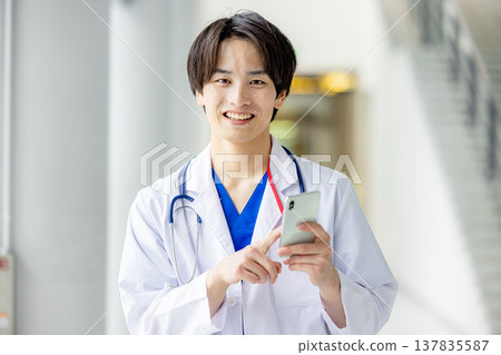 在醫院工作的年輕醫生 137835587