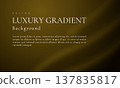 奢華、柔軟、褶皺狀的織物般漸變背景[金色] 137835817