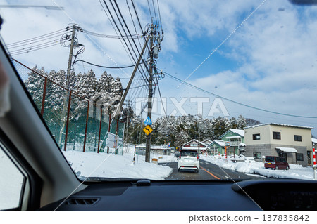 從車窗望出去，可以看到富山縣白雪皚皚的城市景觀。 137835842