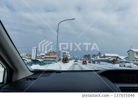 從車窗望出去,可以看到富山縣白雪皚皚的城市景觀。 從車窗望出去,可以看到富山縣白雪皚皚的城市景觀。 137835846