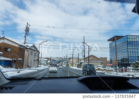 從車窗望出去,可以看到富山縣白雪皚皚的城市景觀。 從車窗望出去,可以看到富山縣白雪皚皚的城市景觀。 137835847