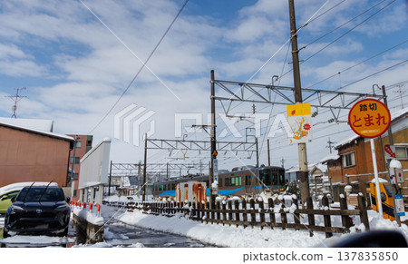 從車窗望出去,可以看到富山縣白雪皚皚的城市景觀。 從車窗望出去,可以看到富山縣白雪皚皚的城市景觀。 137835850