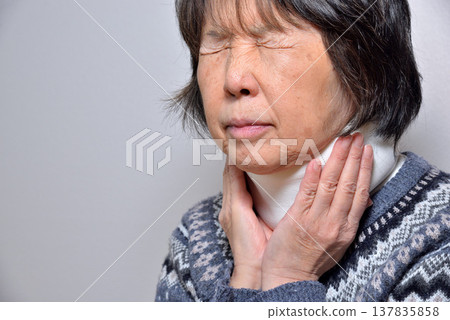 Car accident insurance, neck pain, cervical sprain (image) 137835858