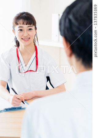 醫護人員向病人解釋 137835869