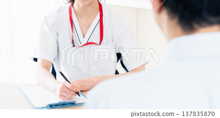 醫護人員向病人解釋 醫護人員向病人解釋 137835870