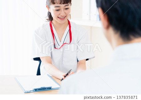 醫護人員向病人解釋 137835871
