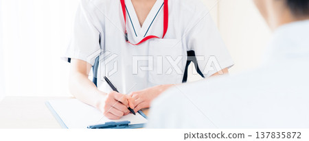 醫護人員向病人解釋 137835872