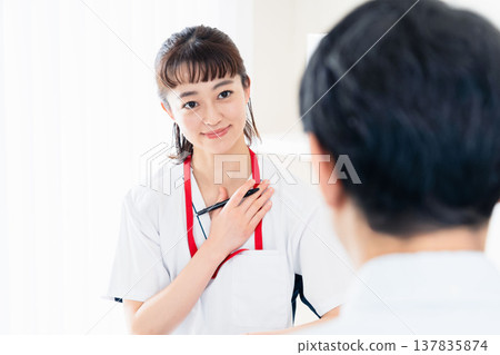 醫護人員向病人解釋 137835874