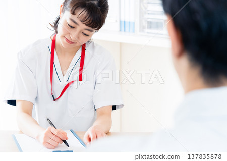 醫護人員向病人解釋 137835878