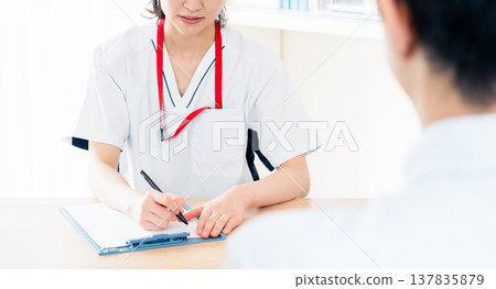 醫護人員向病人解釋 137835879