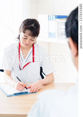醫護人員向病人解釋 137835880