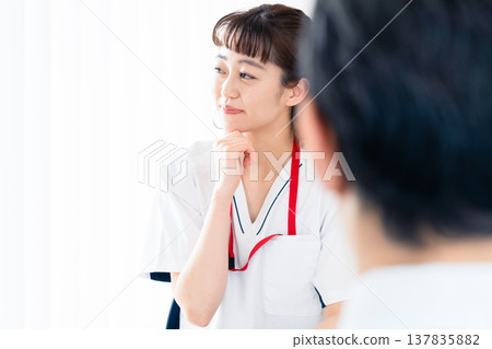 醫護人員向病人解釋 137835882