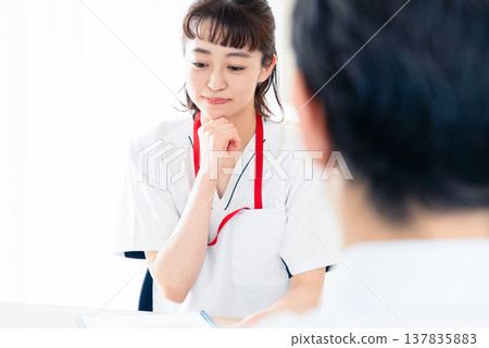 醫護人員向病人解釋 137835883