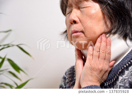 車禍保險、頸部疼痛、頸椎扭傷(圖) 車禍保險、頸部疼痛、頸椎扭傷(圖) 137835928