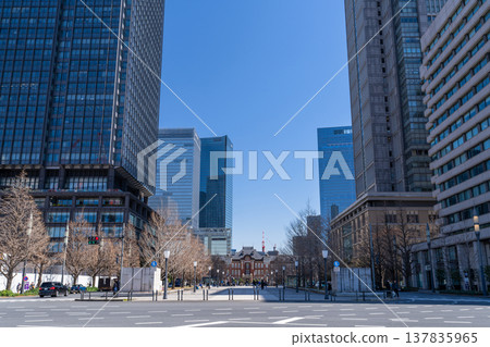 《東京》丸之內俯瞰東京車站的城市景觀 137835965