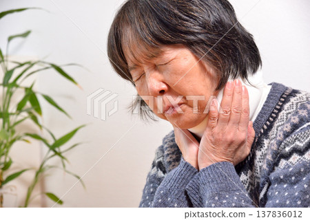 Car accident insurance, neck pain, cervical sprain (image) Car accident insurance, neck pain, cervical sprain (image) 137836012