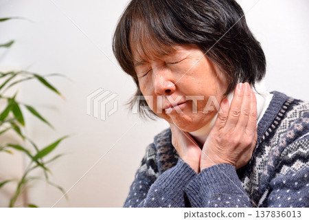 Car accident insurance, neck pain, cervical sprain (image) Car accident insurance, neck pain, cervical sprain (image) 137836013