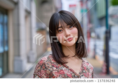 一位身穿碎花洋裝的女士 137836248