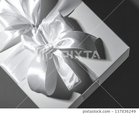 精緻優雅的禮盒，飾以白色和銀色絲帶（留白/背景素材） 137836249