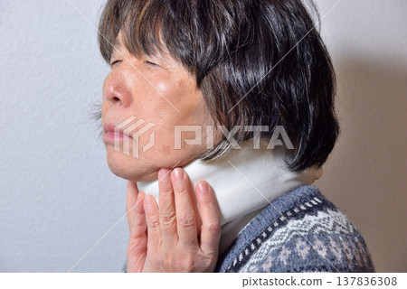 車禍保險、頸部疼痛、頸椎扭傷（圖） 137836308