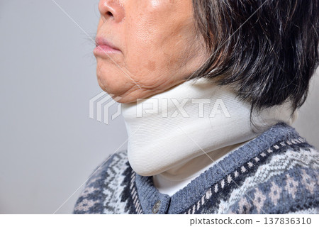 Car accident insurance, neck pain, cervical sprain (image) Car accident insurance, neck pain, cervical sprain (image) 137836310
