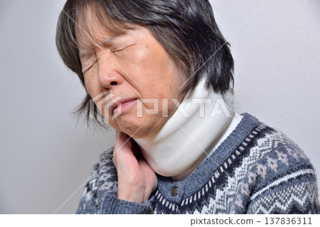 車禍保險、頸部疼痛、頸椎扭傷（圖） 137836311