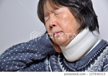 車禍保險、頸部疼痛、頸椎扭傷（圖） 137836313