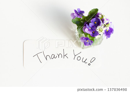 感謝的話語和一束美麗的鮮花 感謝的話語和一束美麗的鮮花 137836498