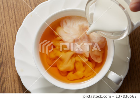 往茶裡加牛奶 往茶裡加牛奶 137836562