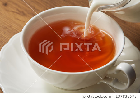 往茶裡加牛奶 137836573