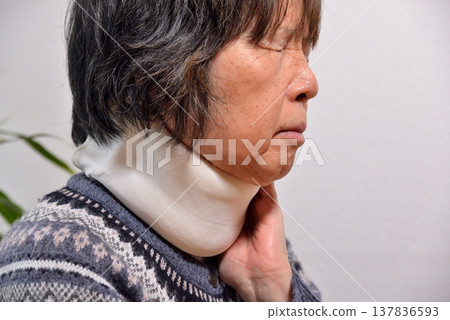 車禍保險、頸部疼痛、頸椎扭傷（圖） 137836593