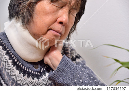 車禍保險、頸部疼痛、頸椎扭傷（圖） 137836597