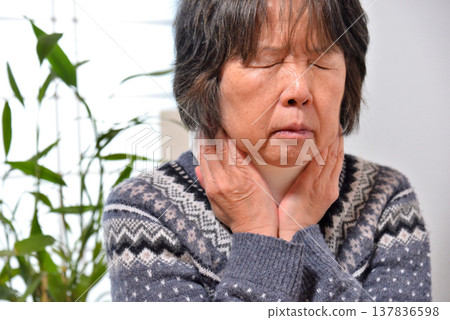 車禍保險、頸部疼痛、頸椎扭傷（圖） 137836598