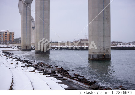 Winter scenery viewed from the foot of the Shinminato Bridge in Toyama Prefecture. 137836676