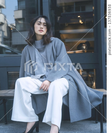 灰色和白色女裝 137836938