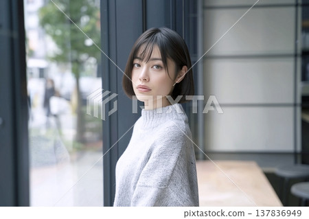 灰色和白色女裝 137836949