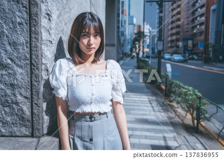 灰色和白色女裝 137836955