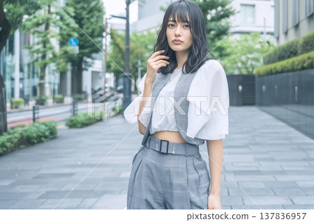 灰色和白色女裝 137836957